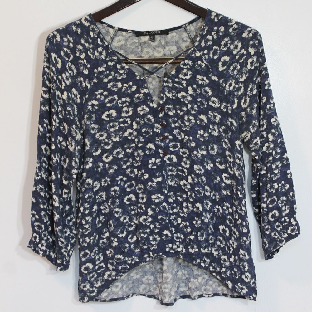 19 Cooper Blue And White Floral VNeck Blouse Medium